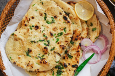 Why Garlic Naan Is the Perfect Companion to Every Indian Meal?